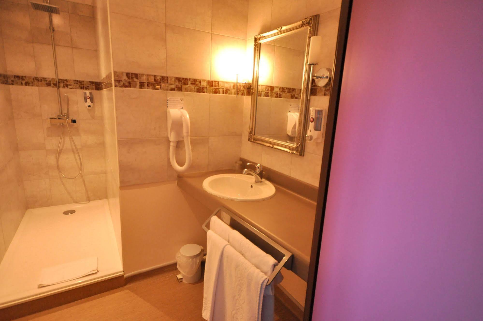 Brit Hotel Confort Alexia - La Souterraine Buitenkant foto